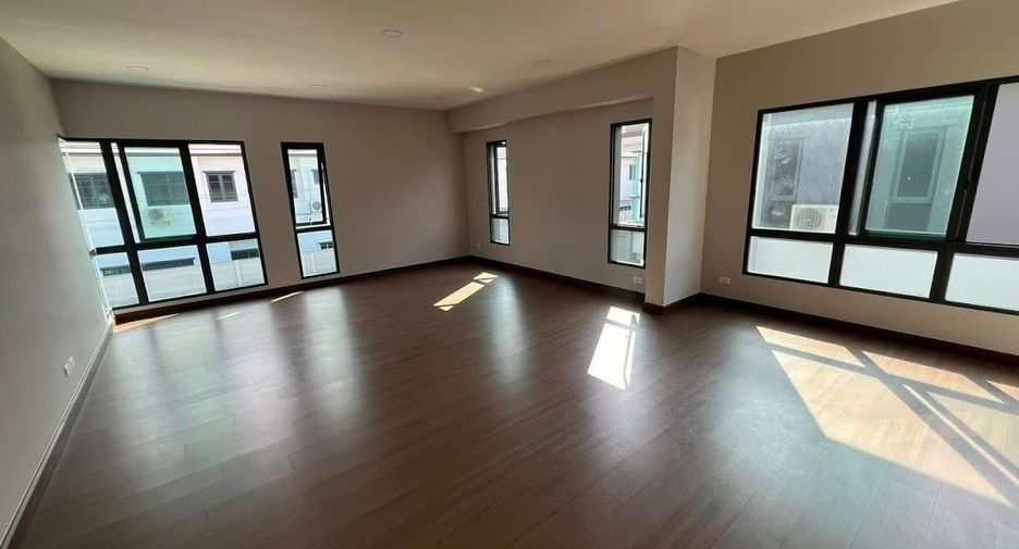 For rent and for sale 4 bedrooms house in Khlong Sam Wa, Bangkok