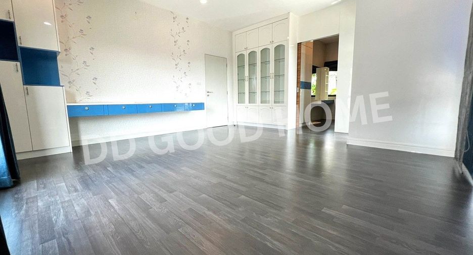 For sale 4 bedrooms house in Bangkok Noi, Bangkok