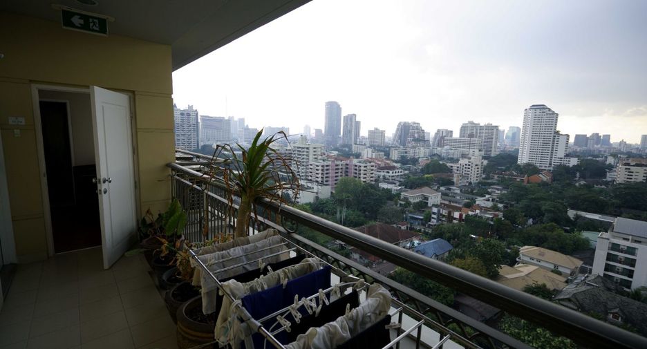 For sale 3 bedrooms condo in Watthana, Bangkok