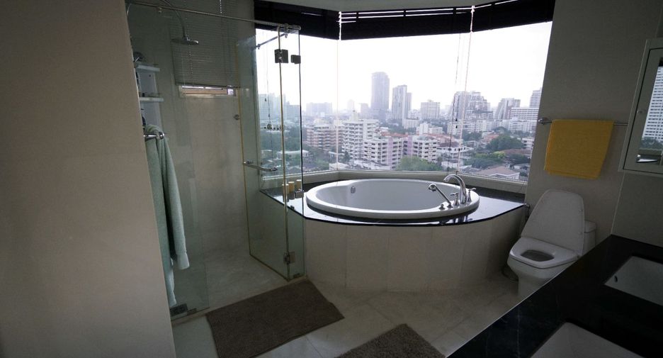For sale 3 bedrooms condo in Watthana, Bangkok