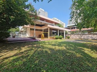 For rent 3 bedrooms house in Khlong Toei, Bangkok