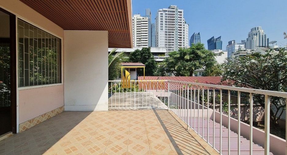For rent 3 bedrooms house in Khlong Toei, Bangkok