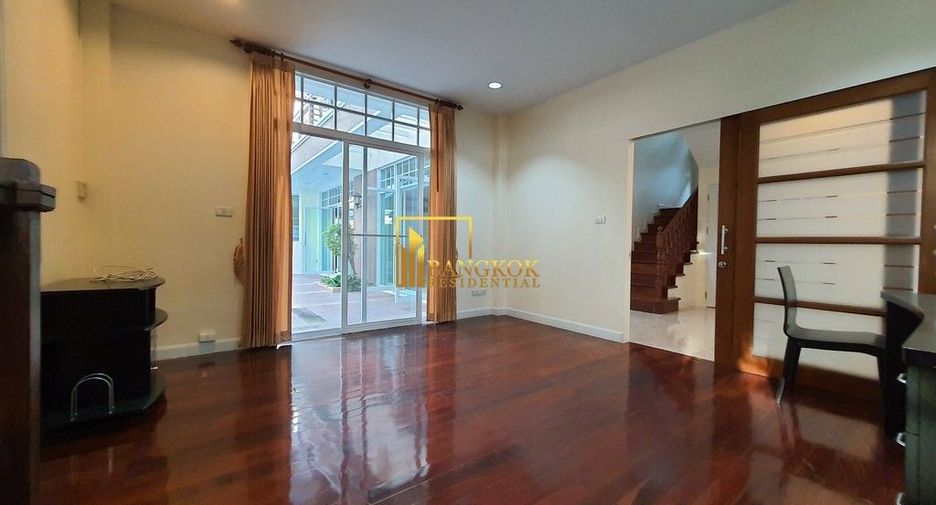 Casa en alquiler de 3 habitaciones en Yan Nawa, Bangkok