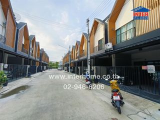For sale 4 bed townhouse in Mueang Samut Sakhon, Samut Sakhon