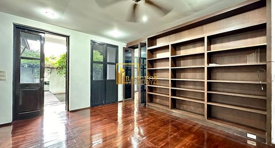 À louer 4 chambres maison à Huai Khwang, Bangkok