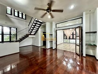 À louer 4 chambres maison à Huai Khwang, Bangkok