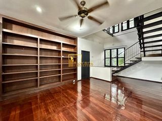 À louer 4 chambres maison à Huai Khwang, Bangkok