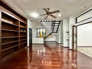 À louer 4 chambres maison à Huai Khwang, Bangkok