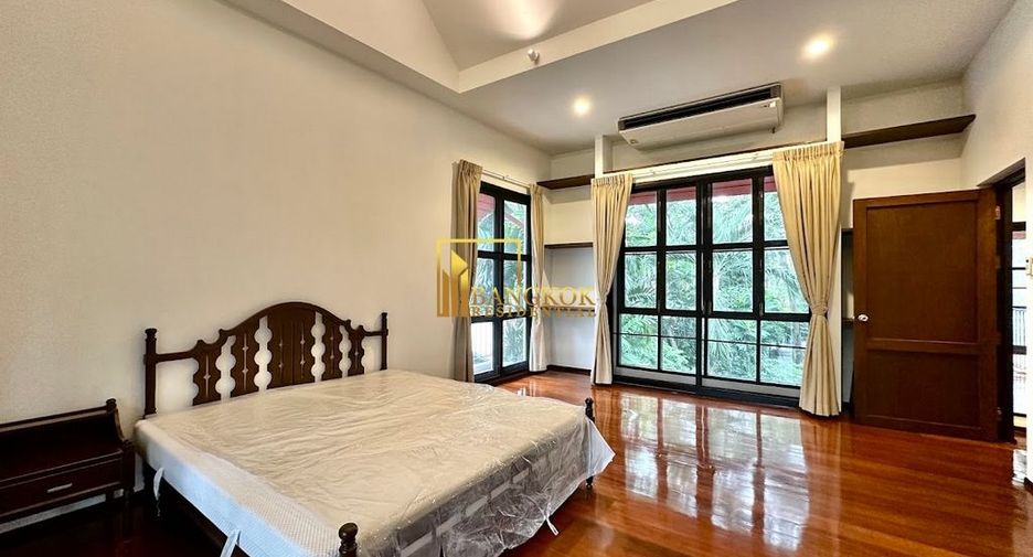À louer 4 chambres maison à Huai Khwang, Bangkok
