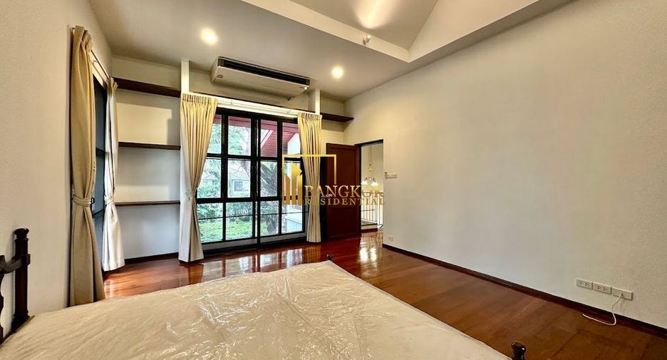 À louer 4 chambres maison à Huai Khwang, Bangkok