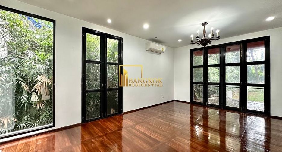 À louer 4 chambres maison à Huai Khwang, Bangkok