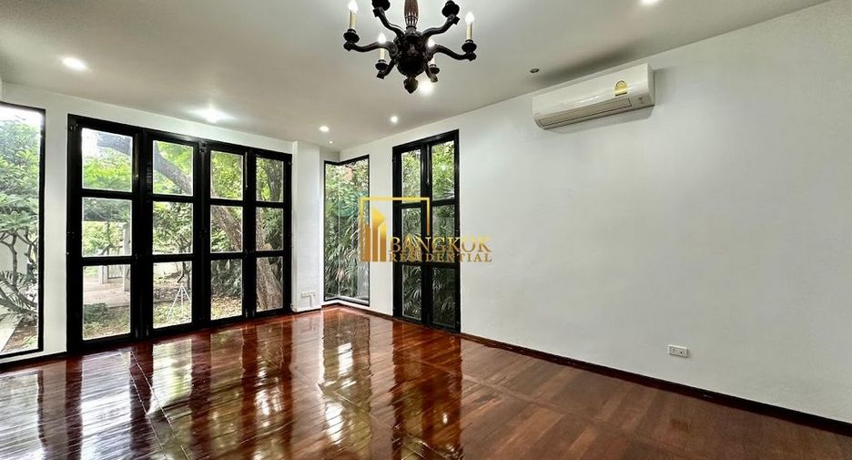 À louer 4 chambres maison à Huai Khwang, Bangkok