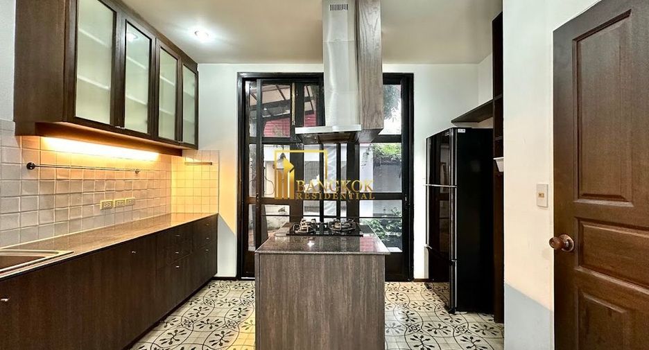 À louer 4 chambres maison à Huai Khwang, Bangkok