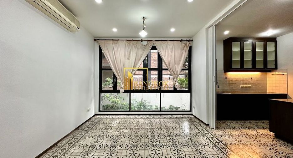 À louer 4 chambres maison à Huai Khwang, Bangkok