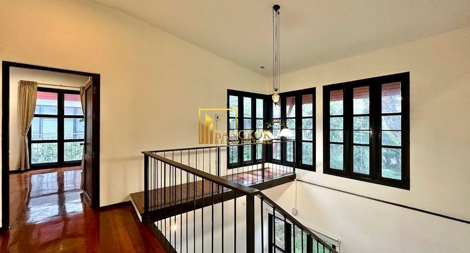 À louer 4 chambres maison à Huai Khwang, Bangkok