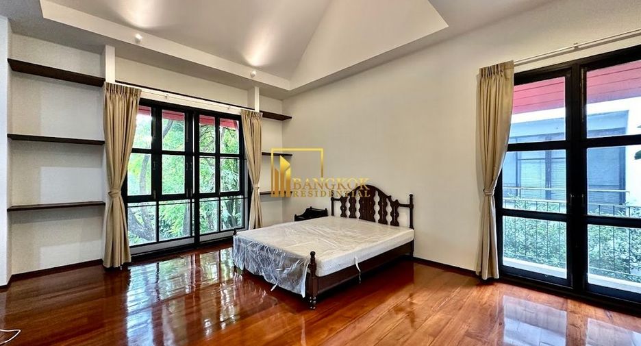 À louer 4 chambres maison à Huai Khwang, Bangkok