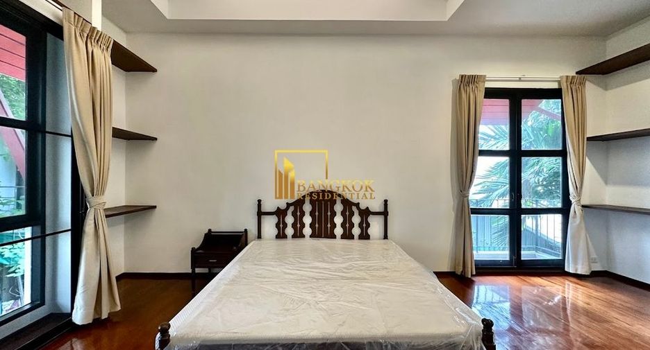 À louer 4 chambres maison à Huai Khwang, Bangkok