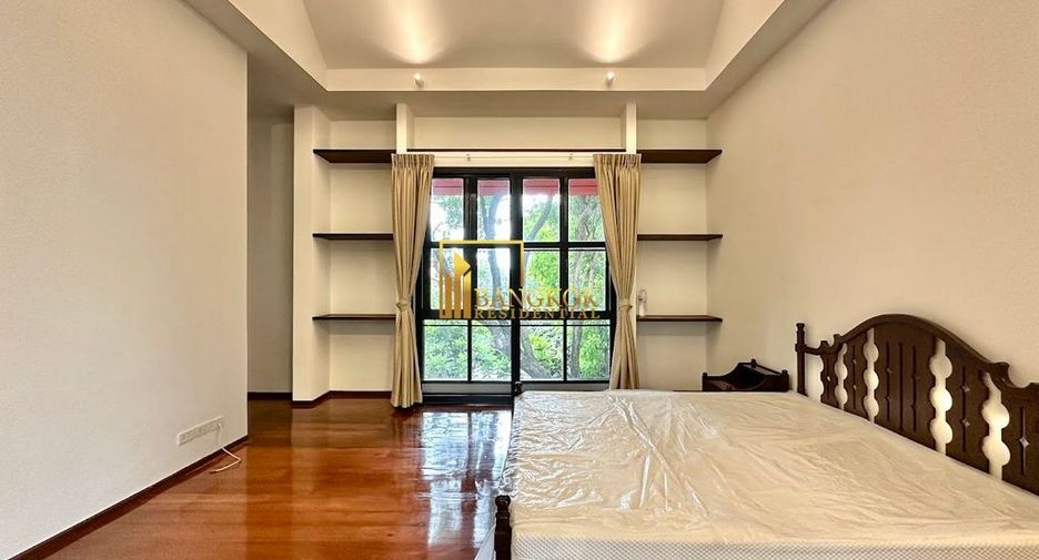 À louer 4 chambres maison à Huai Khwang, Bangkok