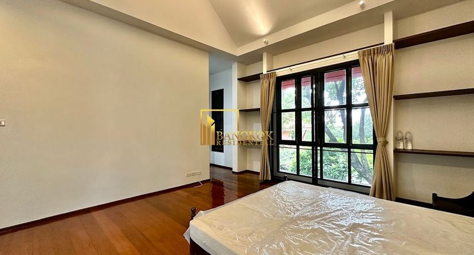 À louer 4 chambres maison à Huai Khwang, Bangkok