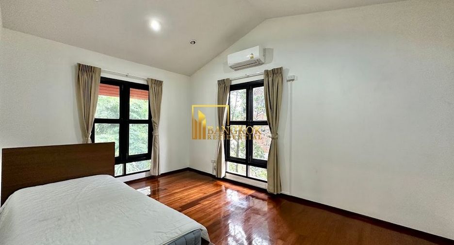 À louer 4 chambres maison à Huai Khwang, Bangkok