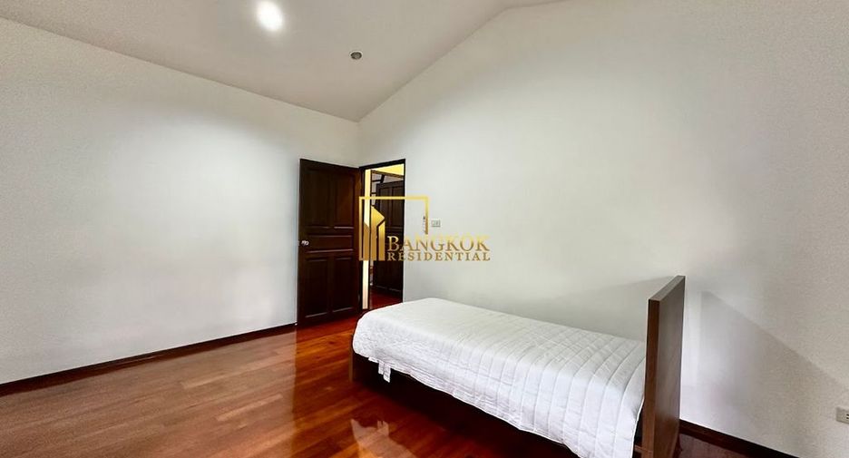 À louer 4 chambres maison à Huai Khwang, Bangkok