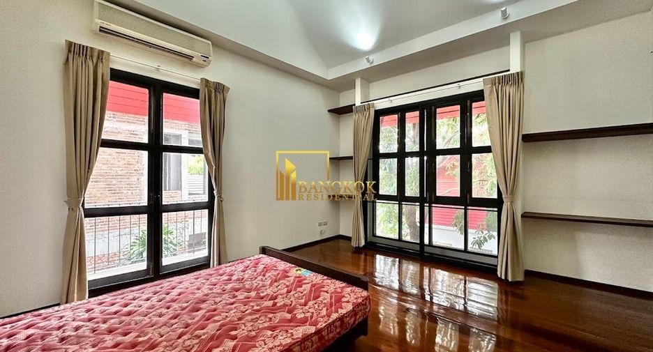 À louer 4 chambres maison à Huai Khwang, Bangkok