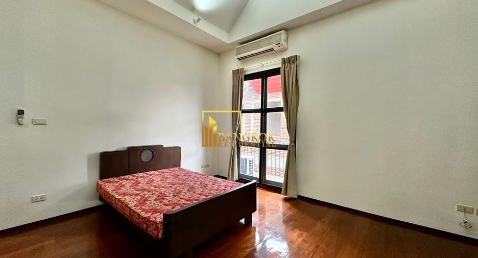 À louer 4 chambres maison à Huai Khwang, Bangkok