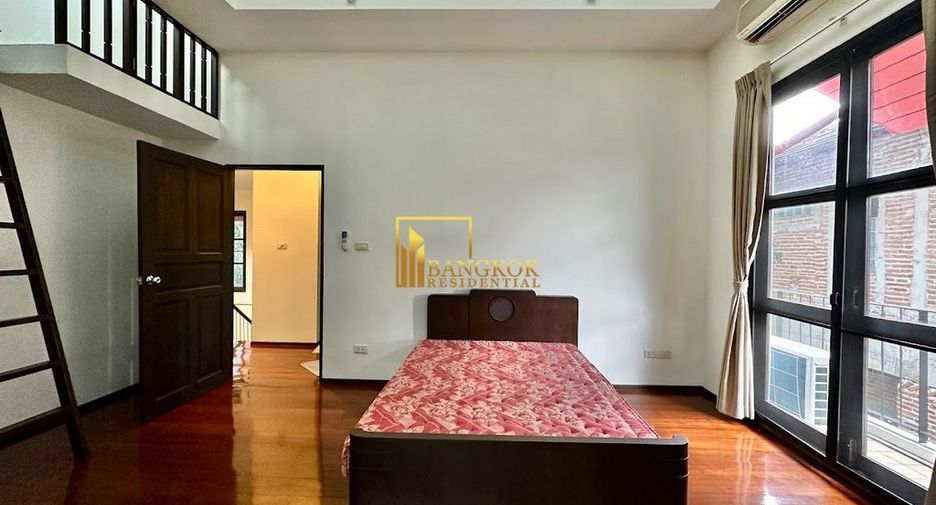 À louer 4 chambres maison à Huai Khwang, Bangkok