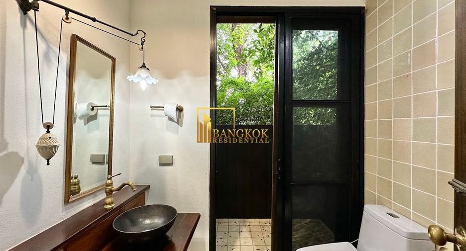 À louer 4 chambres maison à Huai Khwang, Bangkok