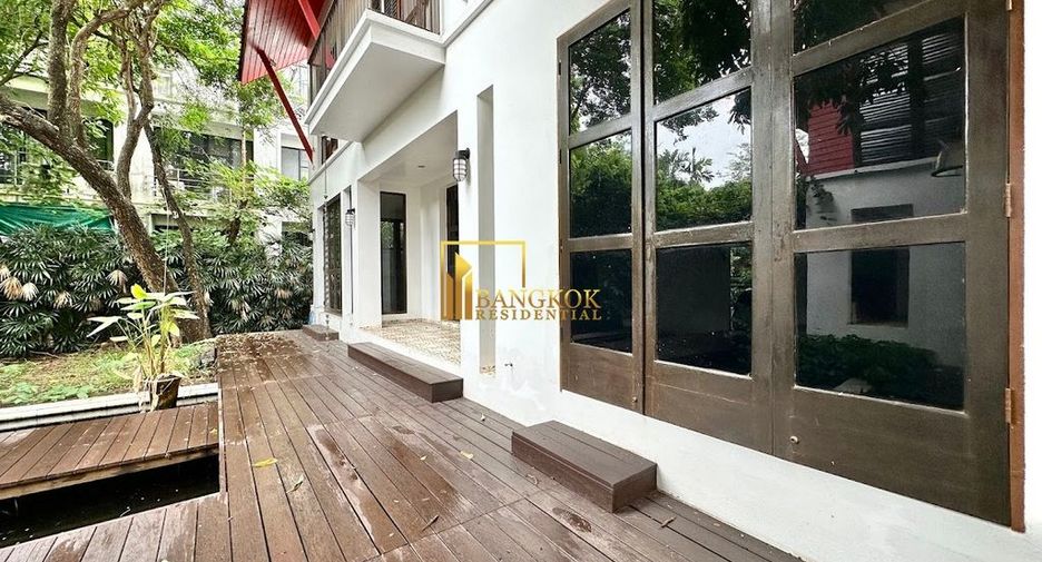 À louer 4 chambres maison à Huai Khwang, Bangkok