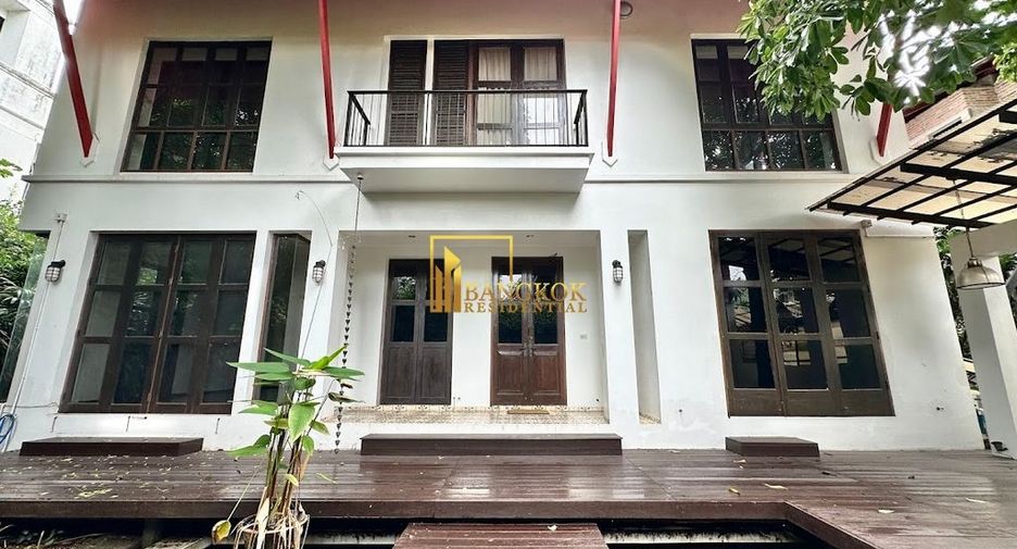 À louer 4 chambres maison à Huai Khwang, Bangkok