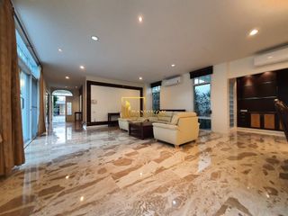 Casa en alquiler de 3 habitaciones en Yan Nawa, Bangkok