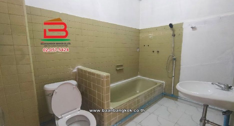 For sale 2 bedrooms retail Space in Phra Khanong, Bangkok