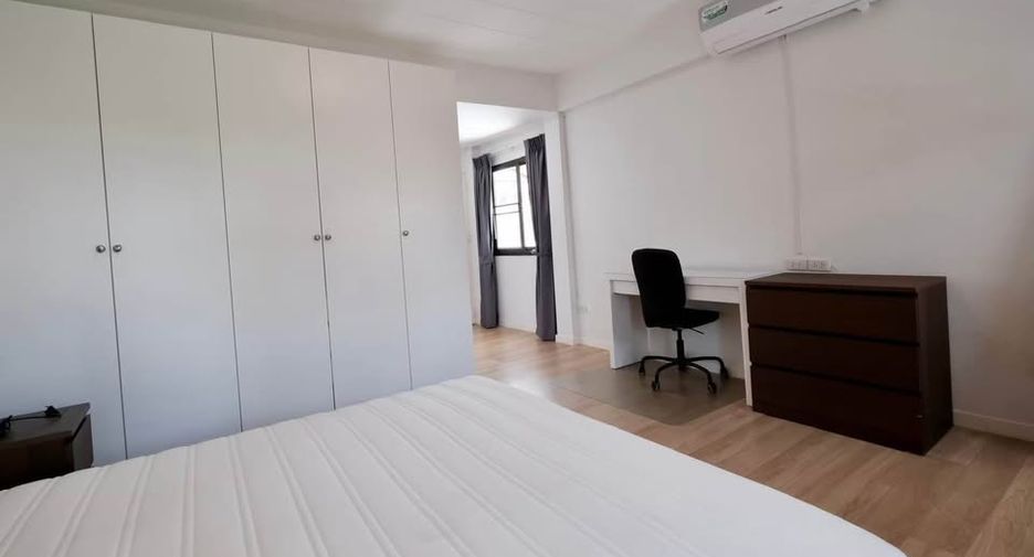 Casa adosada en alquiler de 4 habitaciones en Bang Na, Bangkok