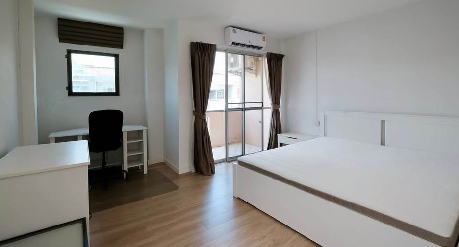 Casa adosada en alquiler de 4 habitaciones en Bang Na, Bangkok