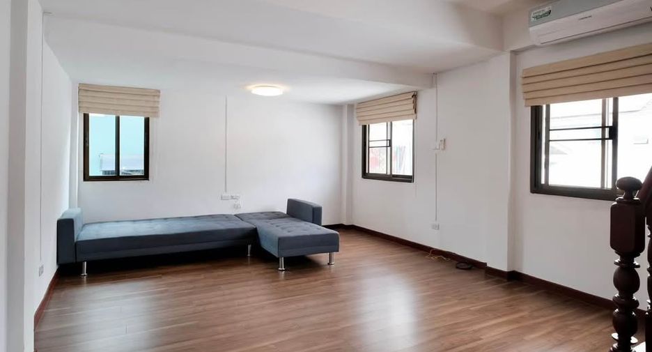 Casa adosada en alquiler de 4 habitaciones en Bang Na, Bangkok