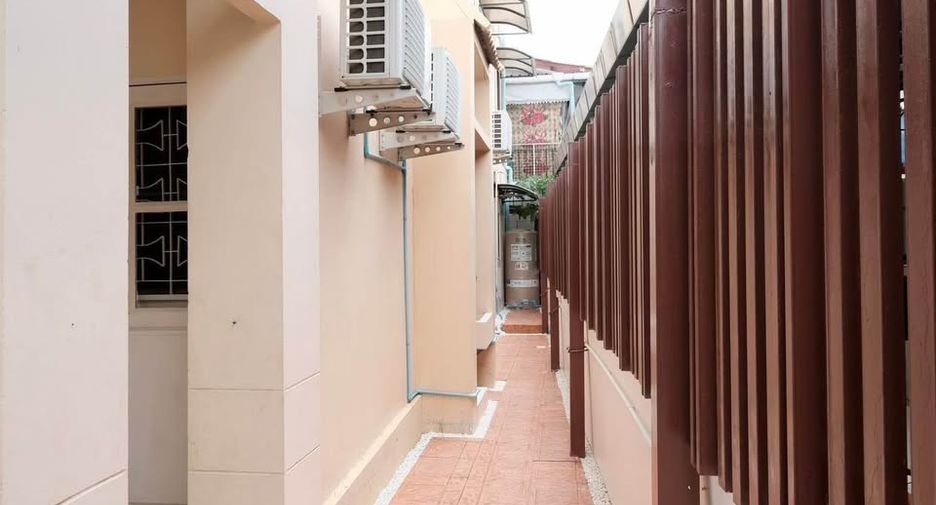 Casa adosada en alquiler de 4 habitaciones en Bang Na, Bangkok