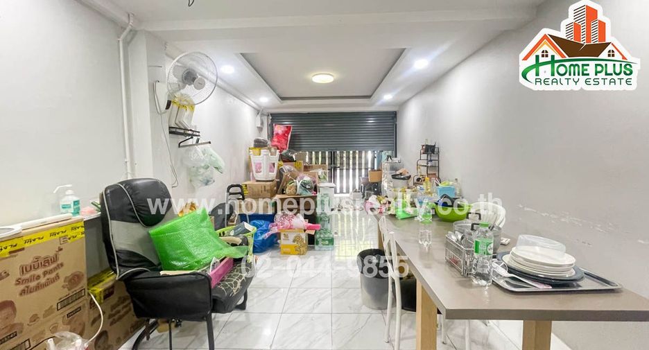 For sale 2 bedrooms townhouse in Huai Khwang, Bangkok