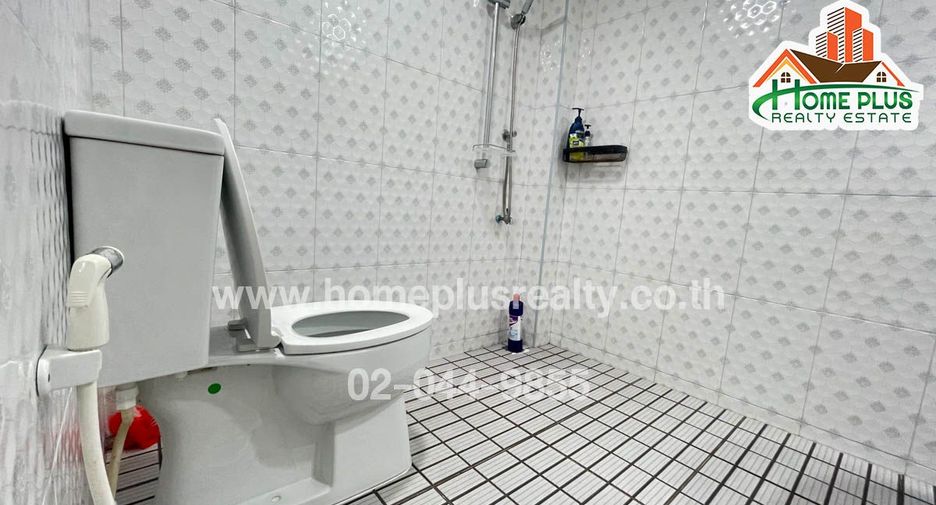 For sale 2 bedrooms townhouse in Huai Khwang, Bangkok