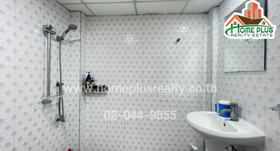 For sale 2 bedrooms townhouse in Huai Khwang, Bangkok