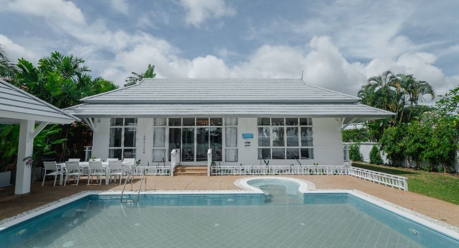 For rent 4 bedrooms villa in Mueang Phuket, Phuket