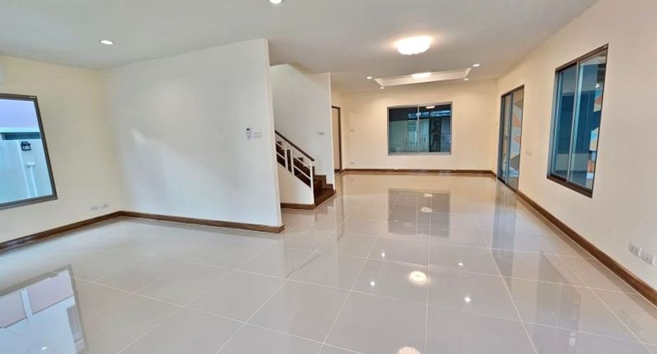 For sale 3 bedrooms house in Si Racha, Chonburi