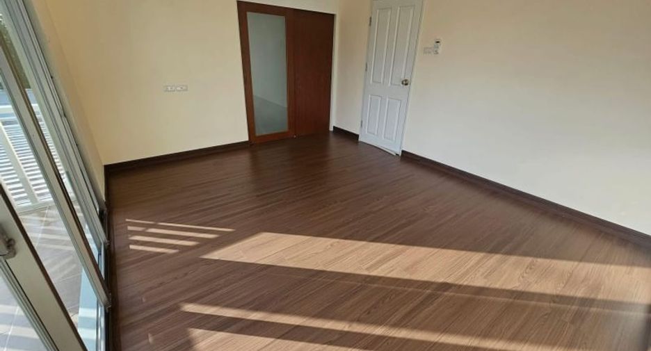 For sale 3 bedrooms house in Si Racha, Chonburi