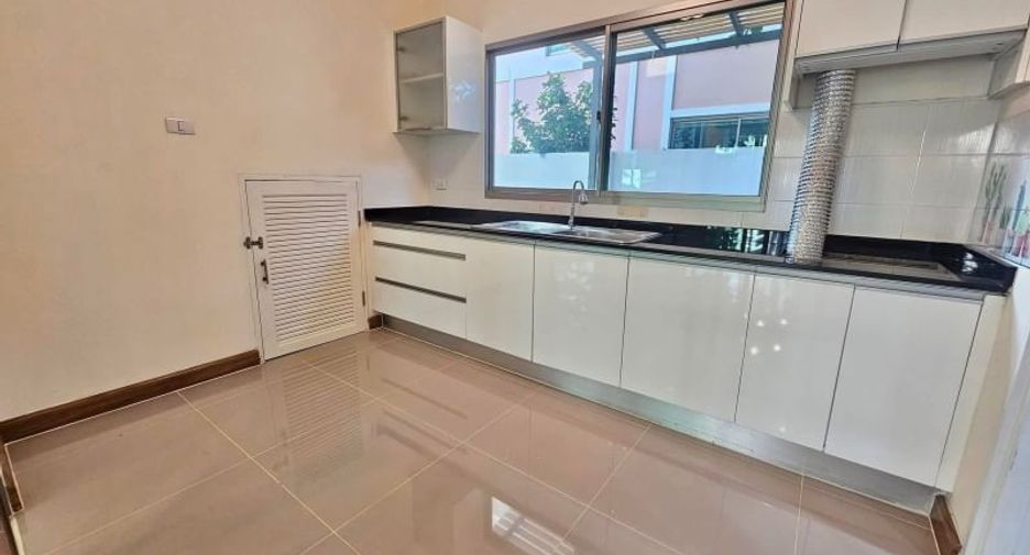 For sale 3 bedrooms house in Si Racha, Chonburi