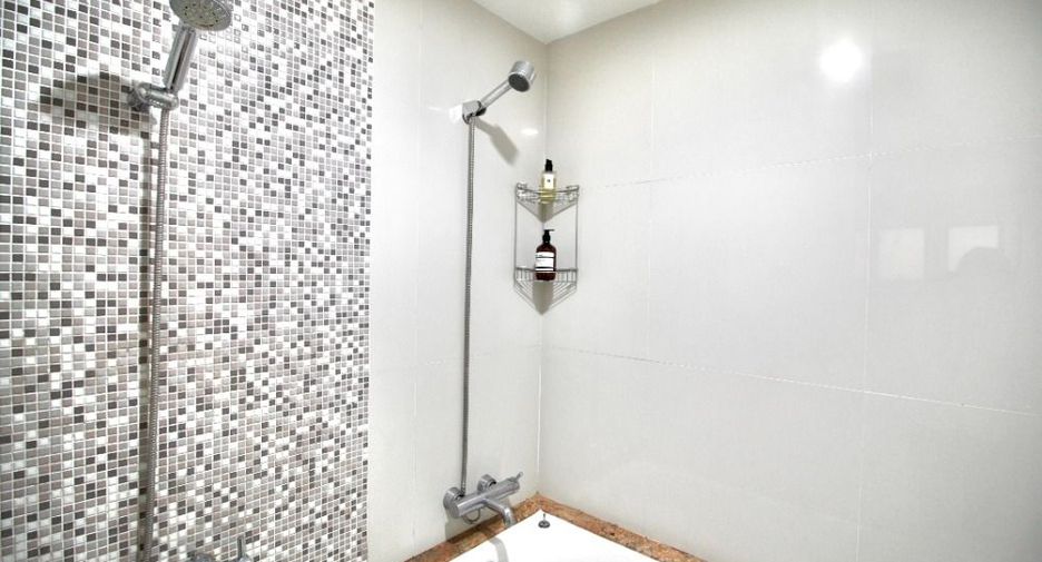 For rent 2 bedrooms condo in Pathum Wan, Bangkok