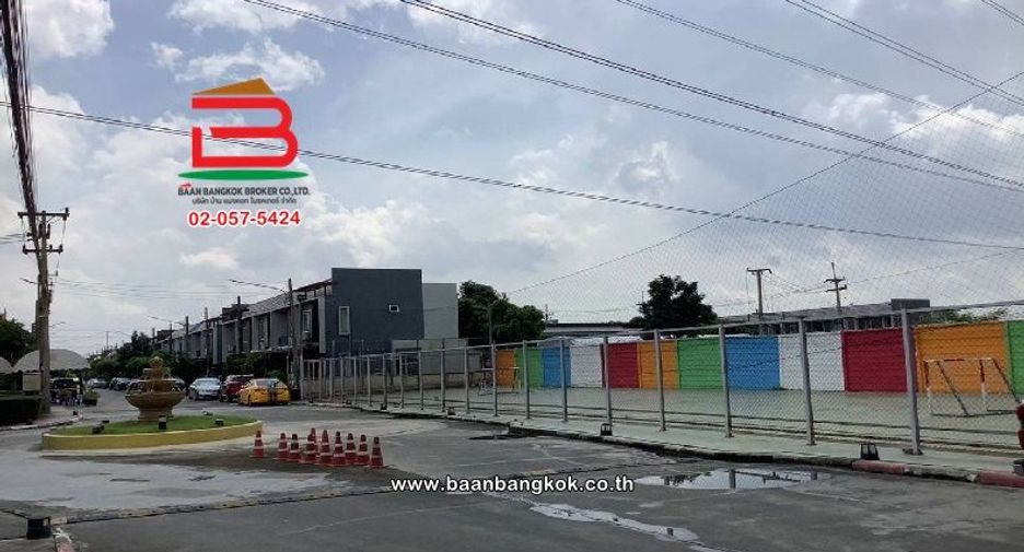 Casa adosada en venta de 4 habitaciones en Lam Luk Ka, Pathum Thani