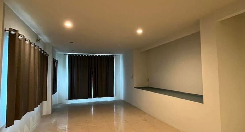 Local comercial en venta de 9 habitaciones en Mueang Chon Buri, Chonburi