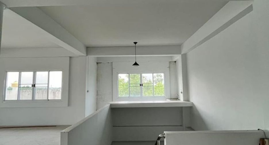 Local comercial en venta de 9 habitaciones en Mueang Chon Buri, Chonburi