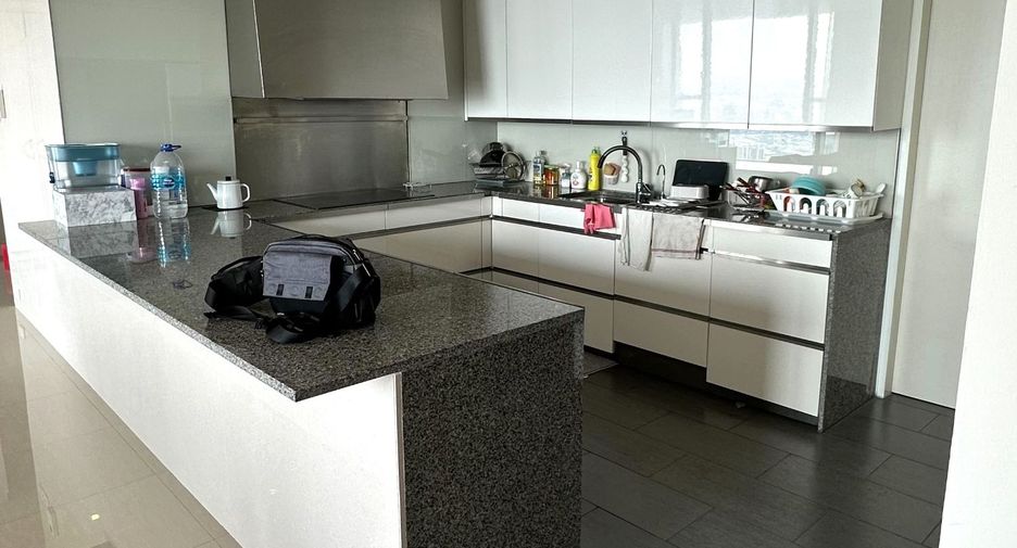 For rent 3 bedrooms condo in Sathon, Bangkok