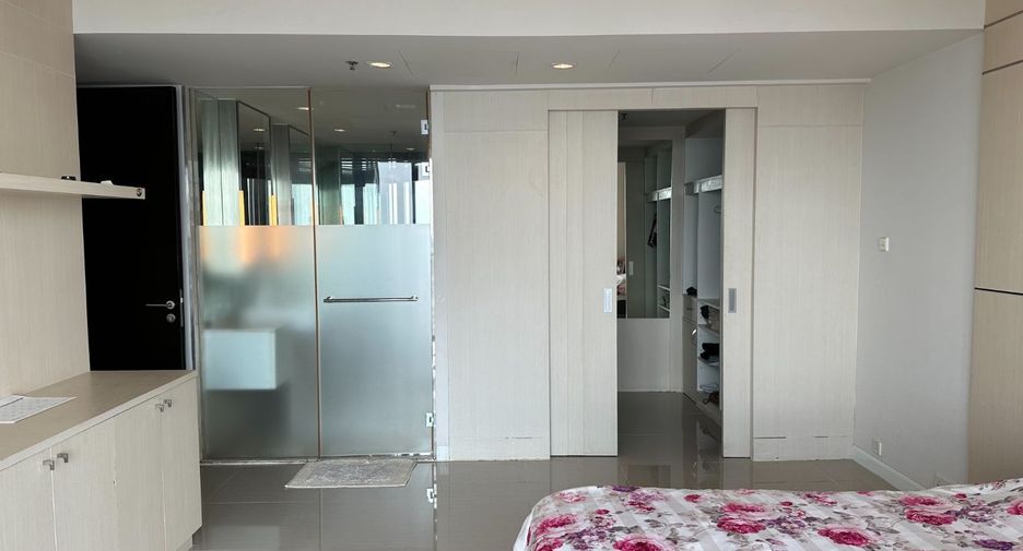 For rent 3 bedrooms condo in Sathon, Bangkok